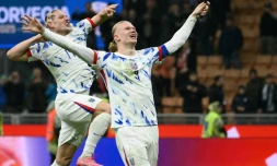 Le capitaine norvégien Erling Haaland (d), auteur d'un doublé face à l'Italie, et son coéquipier Julian Ryerson, fêtent la qualification pour le Mondial-2026, le 16 novembre 2025 à San Siro
