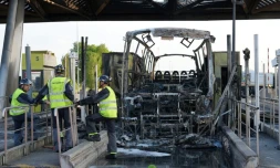 Un autocar calciné après des affrontements entre fans de l'OL et du PSG à un péage d'autoroute, juste avant la finale de la Coupe de France à Lille, le 25 mai 2024 au péage de  Fresnes-lès-Montauban, dans le Pas-de-Calais  