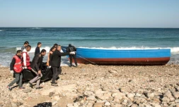 Des membres du Croissant Rouge libyen transportent le corps d'un noyé, le 4 janvier à Tripoli