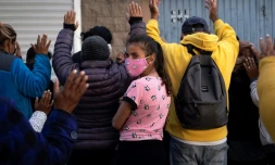 PriĂšres dans une rue proche d'un abri pour migrants au passage d'El Chaparral, prĂšs de Tijuana, au nord du Mexique, le 14 avril 2021