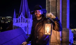 Marco Carrara, guet remplaçant, pose en haut du clocher de la cathédrale de Lausanne, le 17 décembre 2018