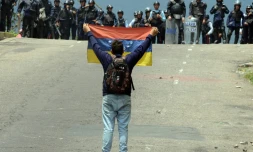 Des opposants face Ă  la police pendant une manifestation Ă  San Cristobal le 11 mai 2016