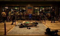 Des migrants devant un supermarché le 10 septembre 2020 à Lesbos (Grèce)