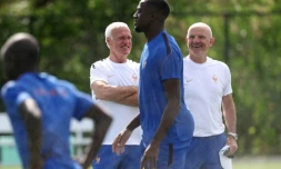 Le sélectionneur de la France Didier Deschamps (à gauche en maillot blanc) et son assistant Guy Stephan lors d'un entraînement à East Hanover (New Jersey) le 15 juin 2026
