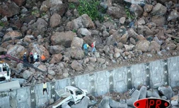 Vendredi 24 mars 2006 - 

30 000 tonnes de rochers sont tombées sur la route du littoral. Deux personnes ont été tuées et deux ont été blessées