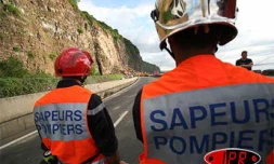 Lundi 27 mars 2006 -

Les travaux de déblaiement de la route du littoral se poursuivent sans relâche