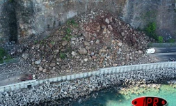 Vendredi 24 mars 2006 -

Un énorme éboulis s'est produit sur la route du littoral. Deux personnes ont été tuées et deux sont blessées
