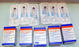 Une série de vaccin Meningitec et des seringues disposées sur une table, le 16 janvier 2002 à Clermont-Ferrand