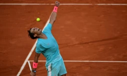 L'Espagnol Rafael Nadal exulte aprĂšs sa victoire sur l'Argentin Diego Schwartzman en demi-finale de Roland-Garros, le 9 octobre 2020