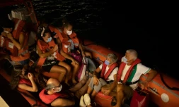 Des villageois sont évacués de Milas, le 4 août 2021 par des garde-côtes turcs pour s'éloigner de l'incendie qui menace la centrale thermique locale