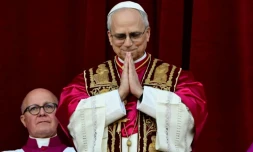 Le pape Léon XIV au balcon de la basilique Saint-Pierre au Vatican le 8 mai 2025 