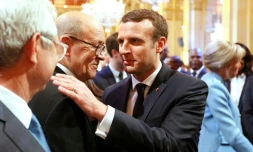 Emmanuel Macron salue l'ancien ministre de la défense Jean-Yves Le Drian lors de la cérémonie officielle à la mairie de Paris, le 14 mai 2017
