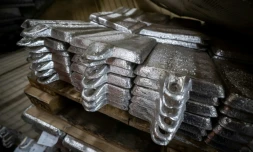 Des plaques dâargent non raffinĂ©es, empilĂ©es avant dâĂȘtre traitĂ©es dans la fonderie de GĆogĂłw, propriĂ©tĂ© de KGHM, le gĂ©ant mĂ©tallurgique du pays, le 24 mars 2026, en Pologne