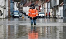 Un habitant marche dans les rues inondées de Neuville-sous-Montreuil (Pas-de-Calais) le 9 novembre 2023 alors que le département est placé en alerte rouge pluies et inondations