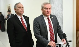 Le président républicain de la commission des enquêtes de la Chambre des représentants, James Comer (D) et Andy Biggs (G), autre élu républicain de cette commission, à l'issue d'une audition à huis clos en visioconférence avec Ghislaine Maxwell, à Washington le 9 février 2026