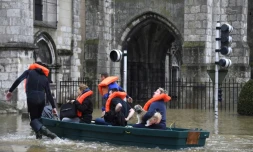 Des gens secourus dans les rues inondées à Nemours le 2 juin 2016