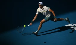 Le joueur de tennis français Arthur Cazaux renvoie la balle lors de sa défaite contre le Polonais Hubert Hurkacz en huitièmes de finale de l'Open d'Australie à Melbourne, le 22 janvier 2024