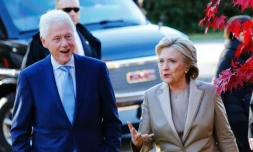 Bill et Hillary Clinton à la sortie du bureau de vote le 8 novembre 2016 à Chappaqua à New York