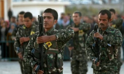 Photo prise à Kobané (nord de la Syrie) le 6 novembre 2018 de combattants des Forces démocratiques syriennes (FDS) assistant aux obsèques d'un des leurs, tué dans une offensive de jihadistes contre une de leurs positions près de Deir Ezzor (est)