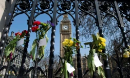 Hommages aux victimes de l'attentat de Londres déposés, le 27 mars 2017, devant le Parlement britannique