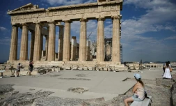 Des touristes visitent le Parthénon, le 4 juin 2021 à Athènes