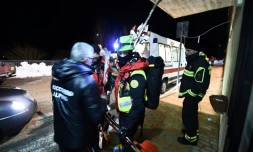 Des secouristes s'apprêtent à rejoindre l'hôtel dévasté par une avalanche, le 19 janvier 2017 depuis le village de Penne en Italie