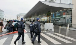 Des membres de la police belge patrouillent le 28 décembre 2009 dans l'aéroport de Bruxelles 