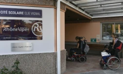 La rentrĂ©e des classes pour des enfants handicapĂ©s ou malades au collĂšge Ălie Vignal Ă Caluire-et-Cuire, prĂšs de Lyon, en France, le 1er septembre 2016