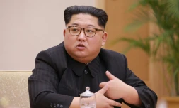 Photo fournie le 9 avril 2018 par l'agence nord-coréenne Kcna du leader nord-coréen Kim Jong Un à Pyongyang