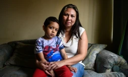 Ani Camacho avec son fils de 5 ans Zabdiel, lors d'un entretien avec l'AFP Ă Caracas, le 9 avril 2019