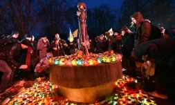 Des Ukrainiens rendent hommage aux millions de victimes de la grande famine des années 1932-1933 à Kiev, le 28 novembre 2015