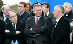 Le président de la Fédération française de football Noël le Graët (g) discute avec le secrétaire d'Etat aux sports Thierry Braillard (c) et l'entraîneur de l'équipe de France de football Didier Deschamps, le 8 avril 2016 à Clairefontaine-en-Yvelines