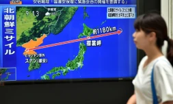 Une carte sur un écran de télévision le 29 août 2017 à Tokyo montre la trajectoire du missile tiré de Corée du Nord et passant au-dessus du Japon 