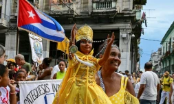 Une fidèle brandit une poupée représentant la Vierge de la Charité, dans la religion catholique, et Oshun dans la religion yoruba, lors de la traditionnelle procession en leur honneur, à La Havane, le 8 septembre 2026