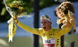 Le maillot jaune Tadej Pogacar savoure son triomphe dans le dernier Tour de France aux Champs-Elysées à Paris, le 18 juillet 2021  