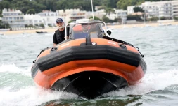 Les agents de la préfecture maritime mènent une opération de sensibilisation sur le bassin d'Arcachon, le 1er août 2018