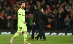 L'attaquant Lionel Messi quitte le terrain d'Anfield dépité aprÚs la défaite du Barça 4 à 0 face à Liverpool en demi-finale retour de C1, le 7 mai 2019