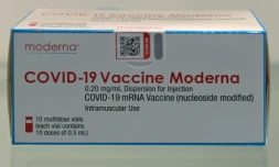 La start-up Moderna, pionnière des vaccins anti-Covid, accélère le rythme pour garder un rôle central face à la pandémie alors qu'elle reste pour l'heure dans l'ombre de ses concurrents Pfizer et BioNTech