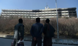 Des Afghans regardent l'hÎtel Intercontinental à Kaboul le 22 janvier 2018 aprÚs une attaque menée par des talibans dans l'établissement qui a fait au moins 22 morts