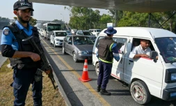 Des policiers contrĂŽlent des automobilistes au lendemain d'un attentat-suicide Ă Islamabad, le 12 novembre 2025 au Pakistan