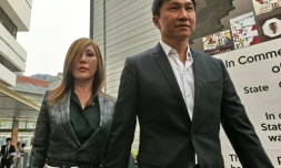 Le pasteur Kong Hee et sa femme la chanteuse Ho Yeow Sun arrivent au tribunal à Singapour, le 21 octobre 2015