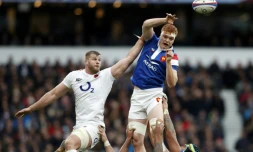 Le Français Felix Lambey (d) face à l'Anglais George Kruis, dans le Tournoi des six nations, le 10 février 2018 à Twickenham, à Londres 