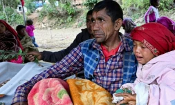 Des proches de victimes d'un violent séisme pleurent, à côté de leurs corps, dans le village de Chiuri, dans l'ouest du Népal, le 5 novembre 2023 