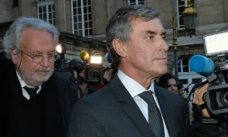Jérôme Cahuzac et son avocat Jean-Alain Michel à la sortie du tribunal le 8 février 2016 à Paris 