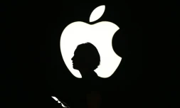 Une personne passe devant un logo Apple à San Francisco en Californie, le 9 septembre 2015 