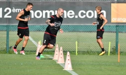 Le nouveau milieu de Nice, le Néerlandais Wesley Sneijder (c), lors d'une séance d'entraînement, le 7 août 2017 à Nice