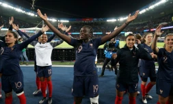 Le vendredi 7 juin, les Bleues entament un tour d'honneur devant 45.261 spectateurs au Parc des Princes après leur démonstration contre la Corée du Sud (4-0)