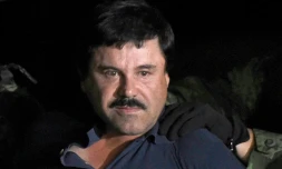 Joaquin "El Chapo" Guzman est escorté vers un hélicoptère à l'aéroport de Mexico le 8 janvier 2016 après avoir été arrêté dans l'Etat du Sinaloa