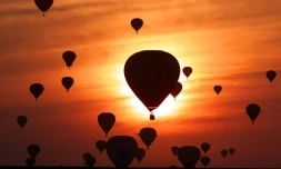 Des dizaines de mongolfiÚres dans le ciel dans le région de Metz, le 3 juillet 1999. Un ballon à air chaud de ce type qui transportait au moins 16 personnes s'est écrasée au Texas aprÚs avoir pris feu. il n'y aurait aucun survivants parmi les 16 passagers