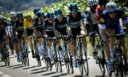 Le maillot jaune du Tour de France Chris Froome et entouré de ses coéquipiers de l'équipe Sky, lors de la 14e étape, le 16 juillet 2016 entre Montélimar et Villars-les-Dombes